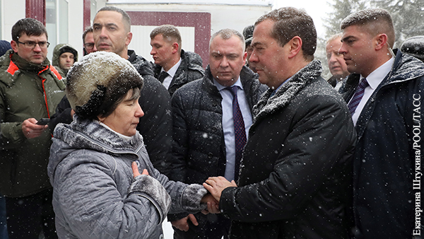 Упавшая на колени перед Медведевым пенсионерка рассказала о реакции односельчан