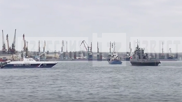 В Керчи началась буксировка задержанных украинских кораблей