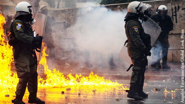 Многотысячная акция против США в Греции переросла в бои анархистов и полиции