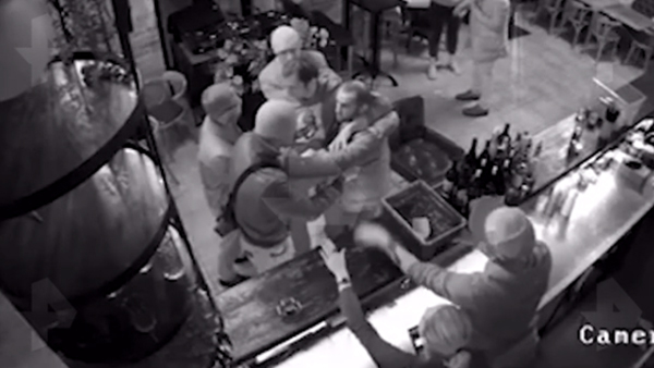 Появилось видео избиения спецназовца ФСБ в московском баре