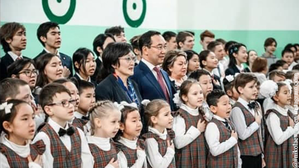 Глава Якутии присоединился к ежедневному исполнению школьниками гимна