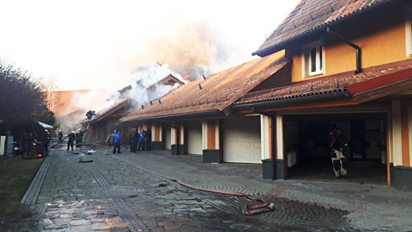 В жилом доме на МКАД начался крупный пожар