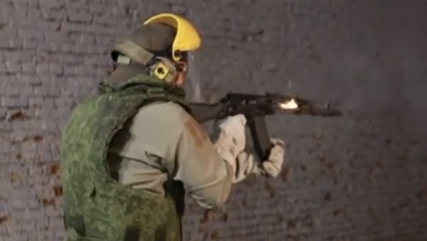 Загоревшийся во время стрельбы АК-103 сняли на видео