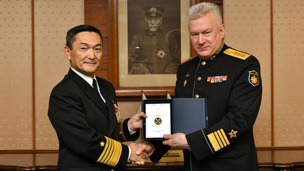 Главком ВМФ сфотографировался под портретом победившего русский флот японского адмирала