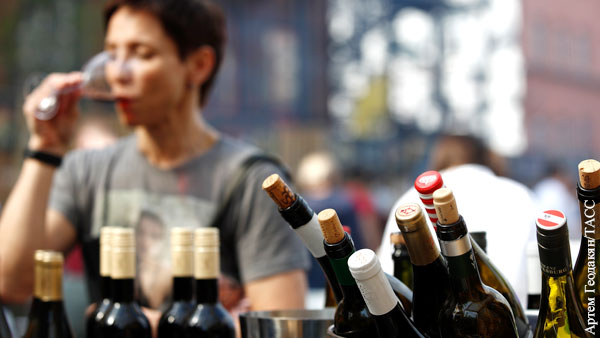 Нарколог раскритиковал идею продавать отечественное вино после 23 часов вечера