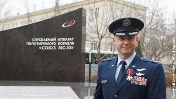 Астронавт США пообещал с гордостью носить российский орден Мужества