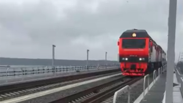 Появилось видео проезда двухэтажного поезда по Крымскому мосту