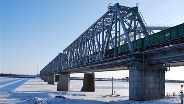 Километровый железнодорожный мост через реку Зея открыли в Приамурье