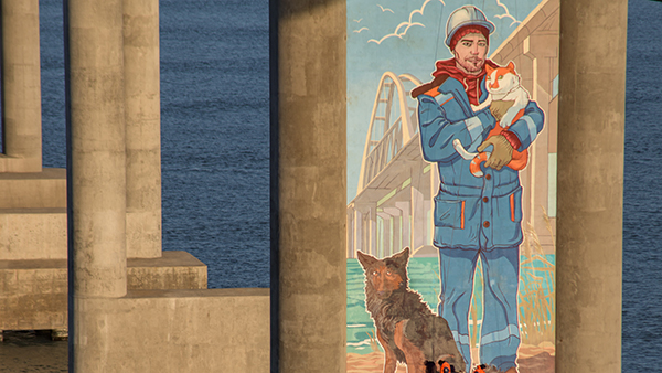 На опоре Крымского моста нарисовали гигантское граффити с котом