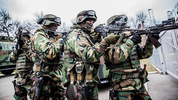В мире: Муниципальную стражу Зеленского Донбасс встретил в штыки