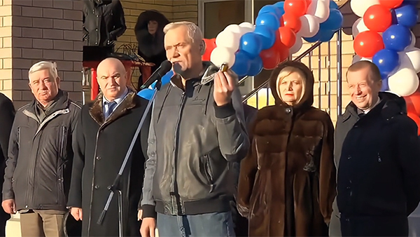 Депутат подарил главе района вазелин на открытии школы в Нижегородской области