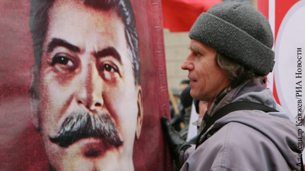 Банкротство либералов привело к возрождению культа Сталина