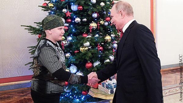 Эксперт: Путин заложил традицию помощи тысячам детей