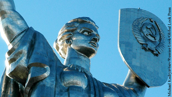 Украина не смогла снять герб СССР с памятника «Родина-мать» в Киеве