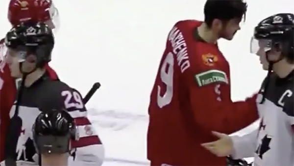 Молодежная сборная России по хоккею отказалась жать руку капитану команды Канады