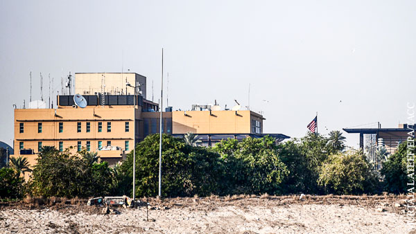 Силовики в Ираке окружили район посольства США