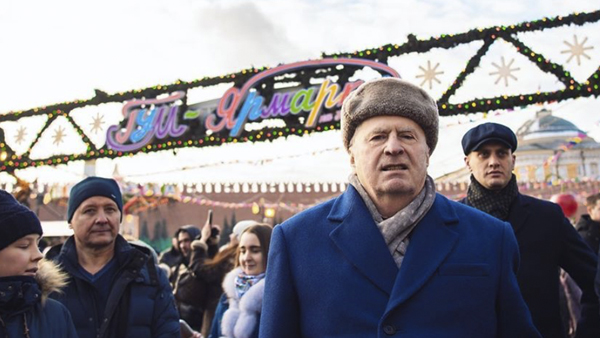 Жириновский на Красной площади раздал деньги «крепостным и холопам»