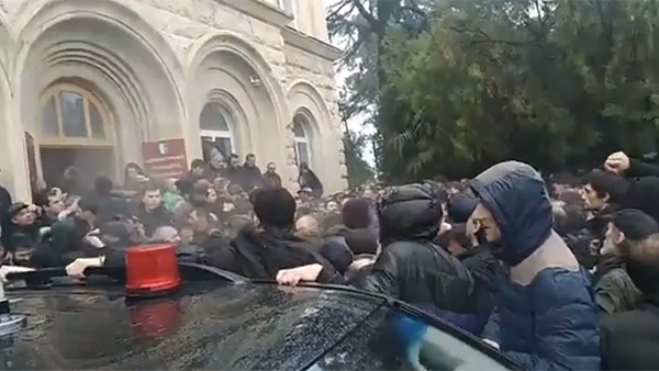 В Абхазии протестующие пошли на штурм администрации президента