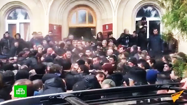 Оппозиция потребовала передать власть в Абхазии парламенту