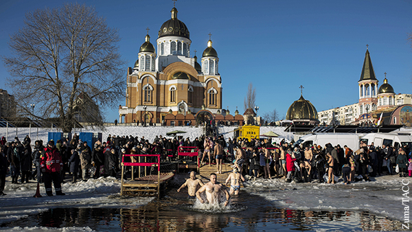 Купание в проруби на Крещение объявили «несвойственным украинцам»