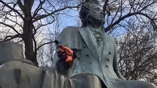 Осквернивший памятник Пушкину в Минске явился с повинной