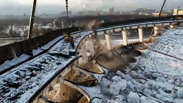 Обрушение кровли петербургского спорткомплекса с находившимися там рабочими сняли на видео