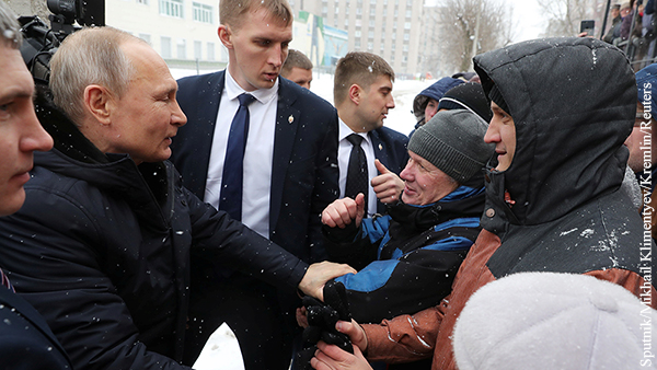 Путин остановил кортеж, чтобы пообщаться с жителями Череповца