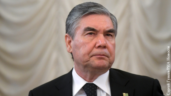 Туркменских чиновников старше 40 лет обязали стать седыми