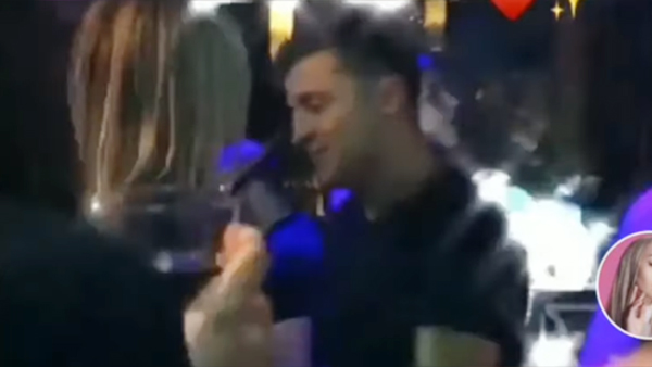 В Сети опубликовали видео с танцующим в ночном клубе Зеленским