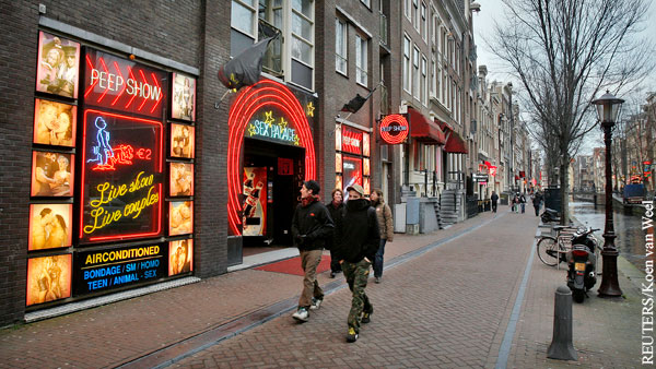 «Квартал красных фонарей» в Амстердаме предложили заменить «центром эротики»