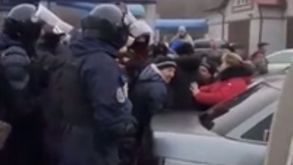Полицейские расчистили путь к санаторию для эвакуированных из Китая украинцев