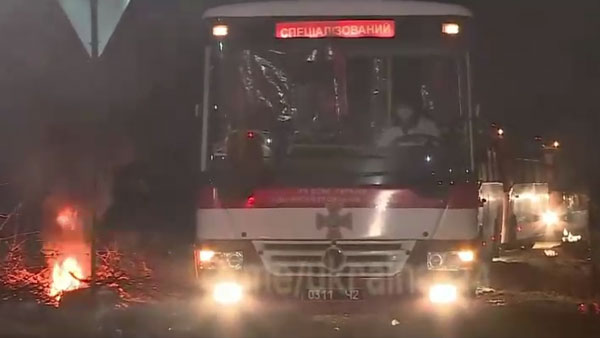 Автобусы с эвакуированными из Китая украинцами закидали камнями под Полтавой