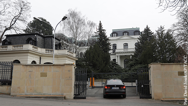 Площадь перед посольством России в Праге решили назвать в честь Немцова