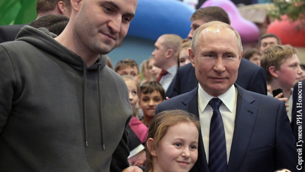 Путин пообщался с первыми посетителями парка развлечений «Остров мечты»
