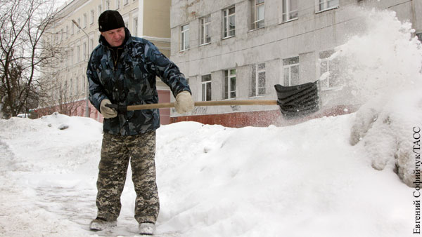 Чиновница в Новосибирске посоветовала горожанам самим чистить дороги от снега