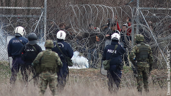 Беженцев на границе с Грецией вооружили турецкими гранатами со слезоточивым газом