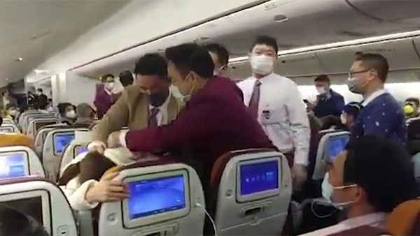 Пассажирка самолета в Китае со злости накашляла на стюардессу