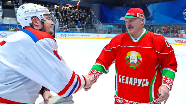 Заигрывания Лукашенко с коронавирусом перепугали соседей