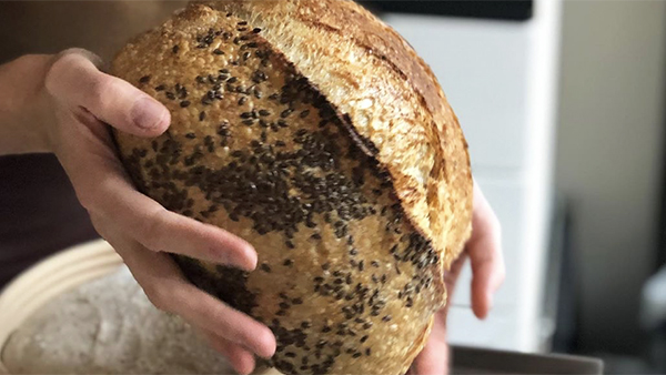 Модель предлагает через Instagram научить желающих печь хлеб