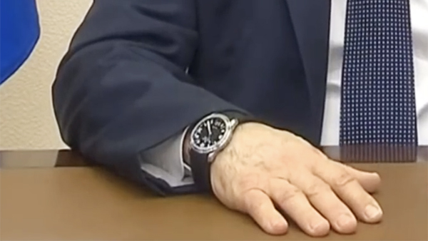 В Кремле объяснили «отставание» часов на руке Путина во время обращения