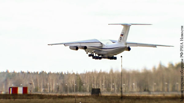 Первый самолет с российской помощью вылетел в Сербию
