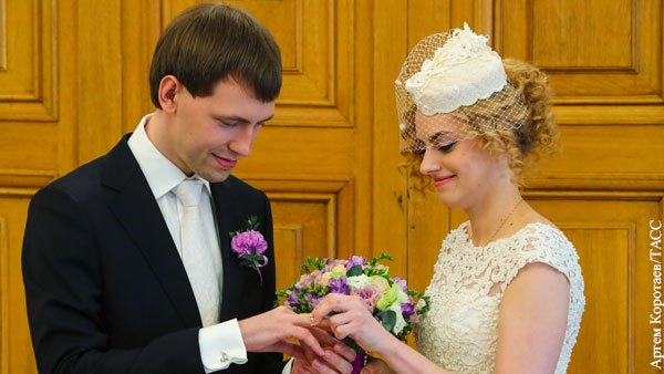 В России предложили регистрировать браки через «Госуслуги»