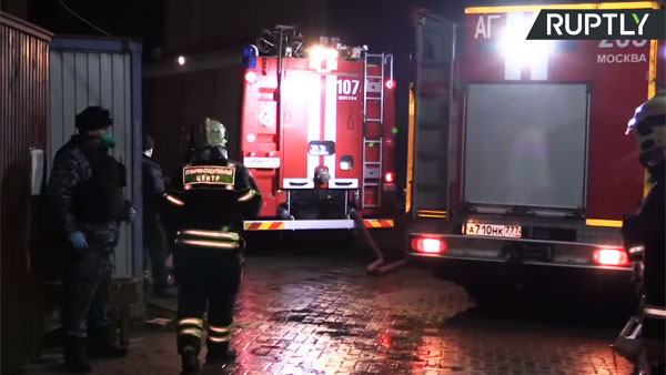 В Москве пожарные на руках вынесли людей из горящего дома престарелых