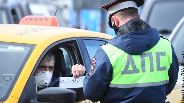 Автоэксперт предложил отменить проверки спецпропусков у автомобилистов на въездах в Москву