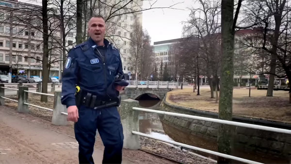 Финские полицейские поддержали сограждан знаменитой советской песней