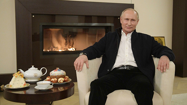 Путин поздравил россиян с Пасхой и заверил, что все будет хорошо