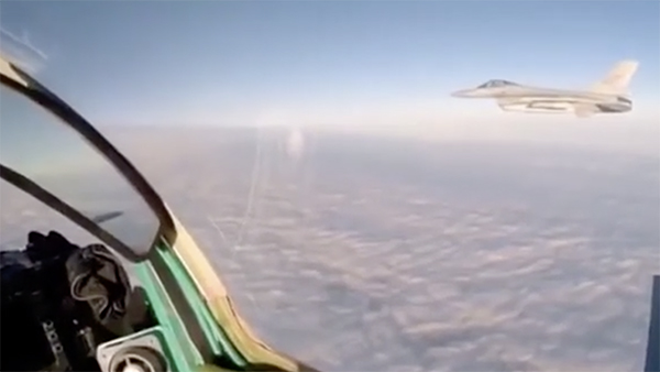 Пилот МиГ-31 снял на видео встречу с F-16