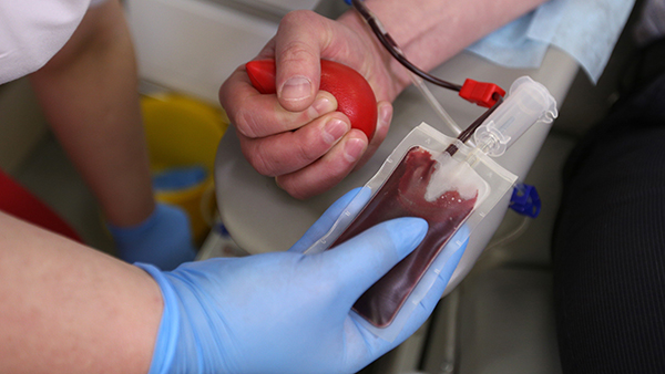 Зачем при коронавирусе делают переливание крови?