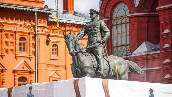 Памятник Жукову вернули на Манежную площадь