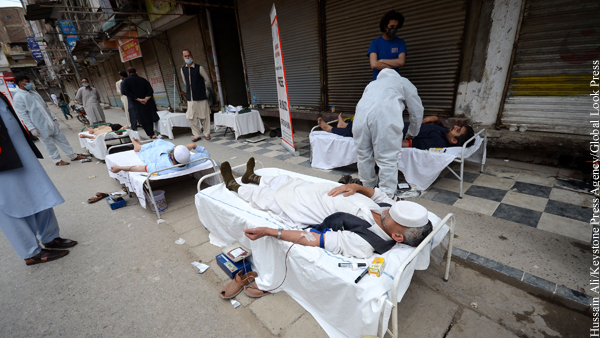 В Пакистане врачи объявили голодовку из-за нехватки средств защиты